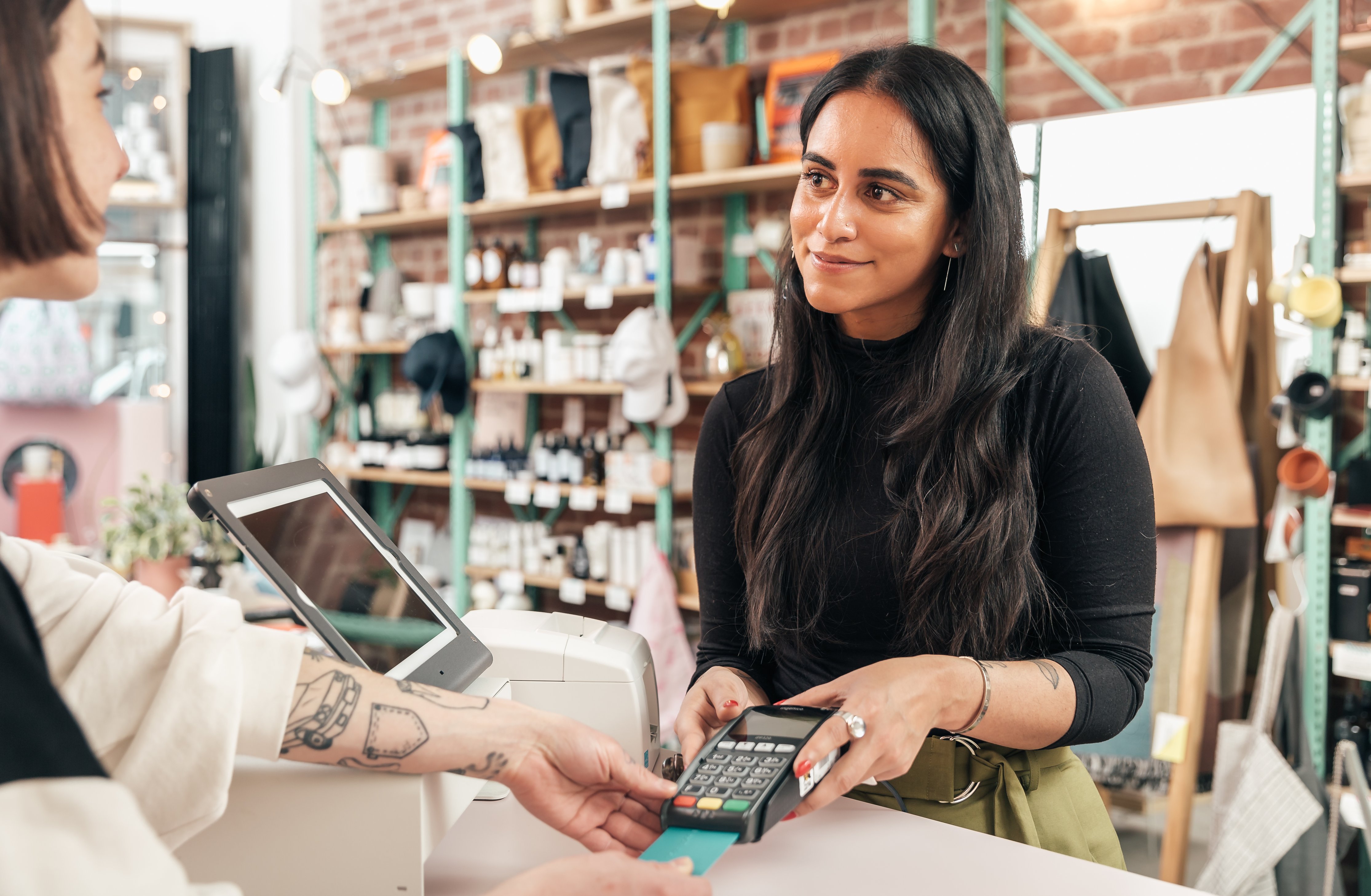 The customers name is. Ритейл. Ритейл стрижка. Клиент the customer 2021. Владелец салона красоты.